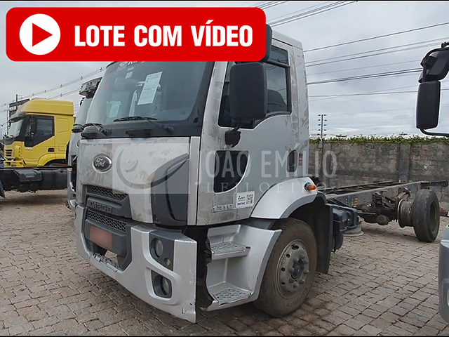 LOTE 008   -    Ford Cargo 1319 C Fechada 2013